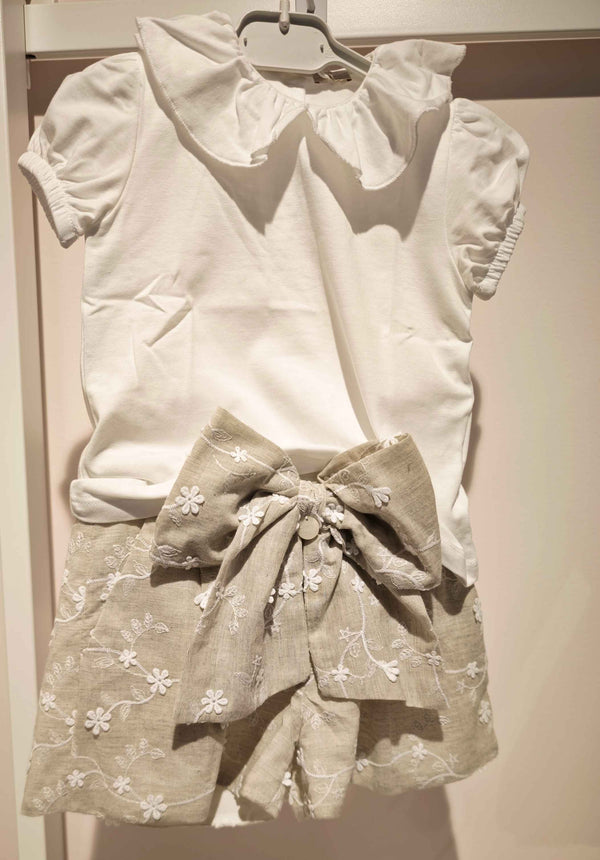 LE BEBè COMPLETO MAGLIA +SHORTS ECRù CON RICAMI BIANCHI E FIOCCO